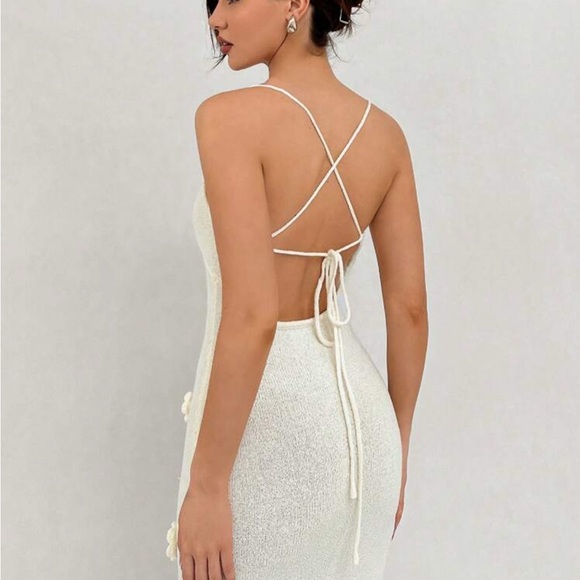 Elegant White Sweater Maxi Dress with Rosette applique - Picture 4 of 9